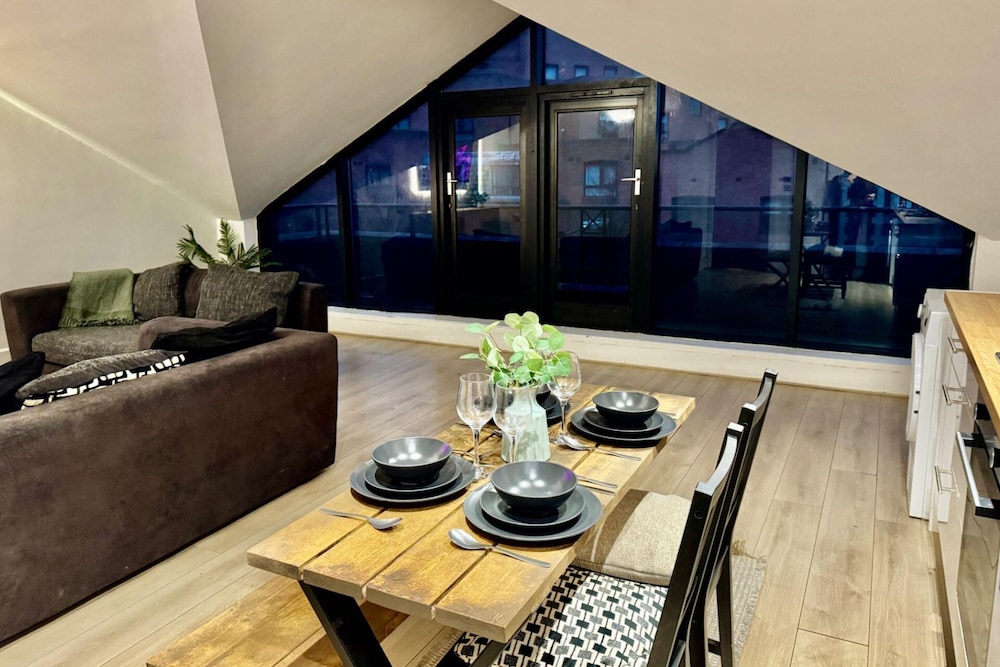 Stylish 1 bed Apartment - Sleeps 4 & Free Parking