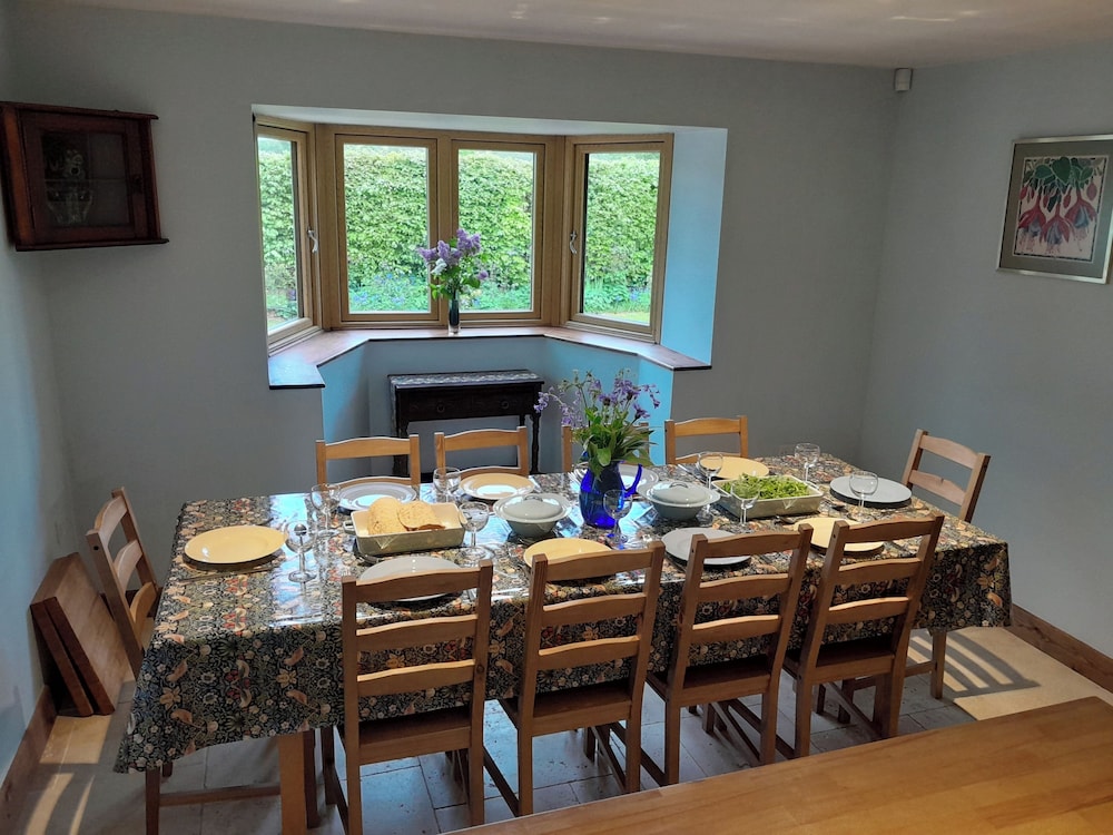 Canal-side 5-bed Cottage - Sleeps 10, Pet Friendly