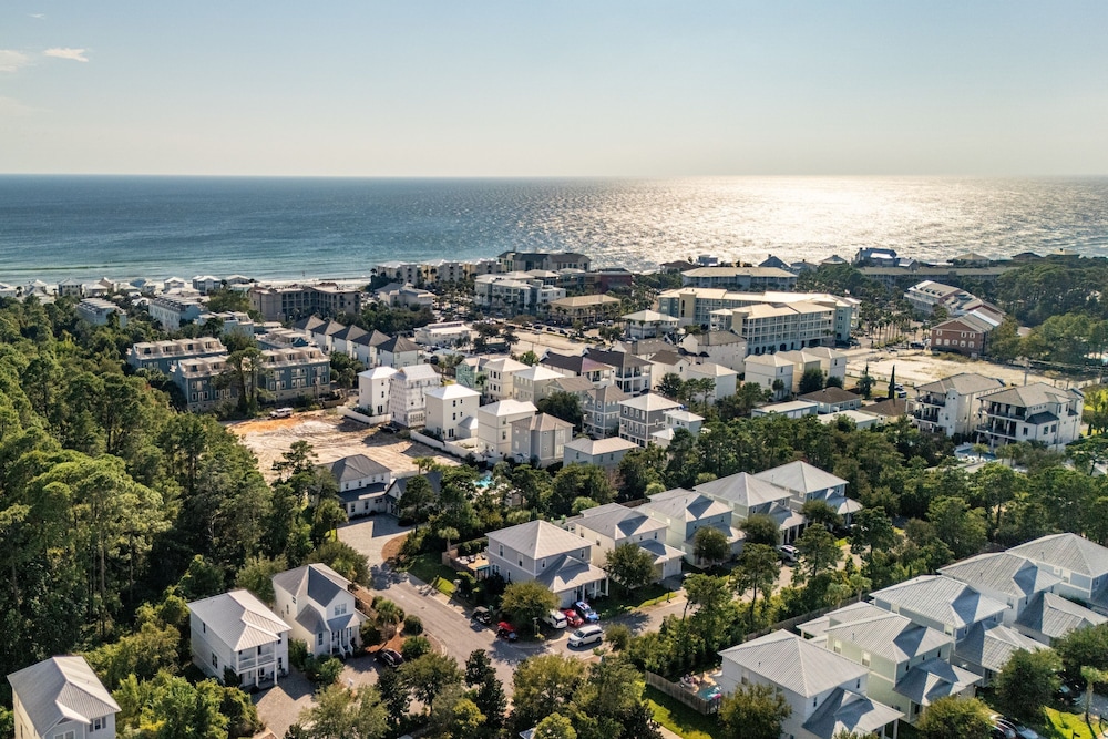 Gulf Coast Gem by Avantstay 3 Blocks to Beach Town Plaza Community Pool