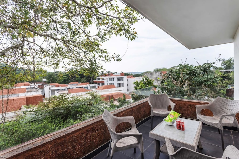 Modern 2bhk w Rooftop Pool 10 Mins Drive to Beach