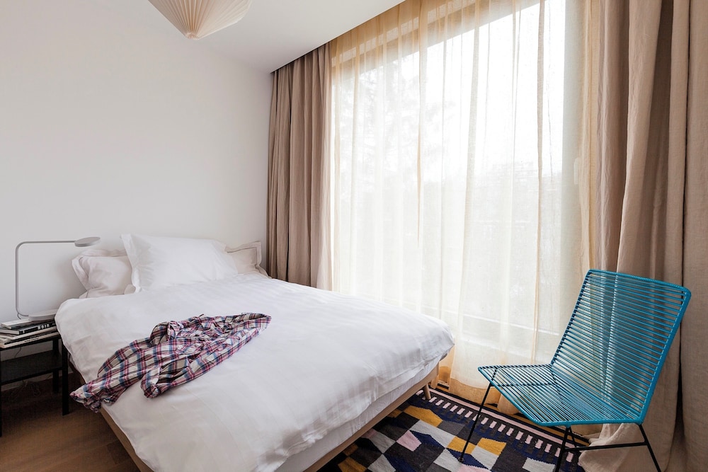 Unit 2 - Modern Smart Home Duplex With Free Parking view 2