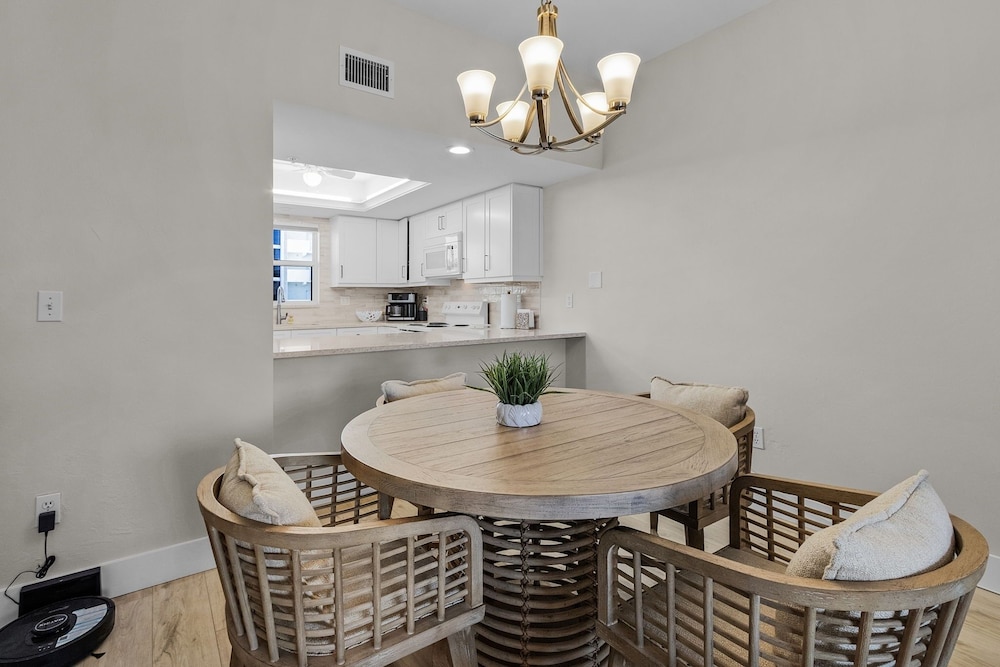 Casa Marina 432 Newly Remodeled, Water View 2 Bedroom Condo