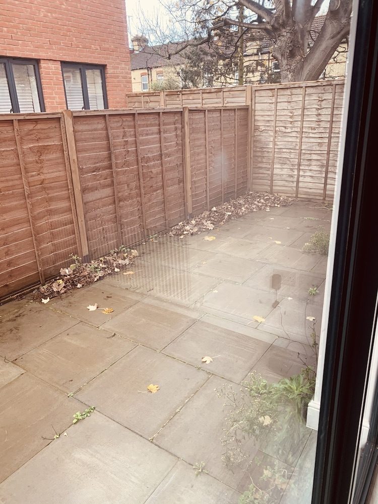 Immaculate 1-bed Apartment in Watford view 4