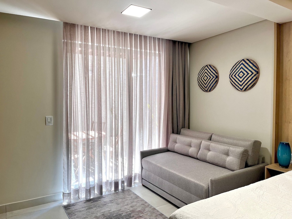 Hyde Park Terrace - by Living