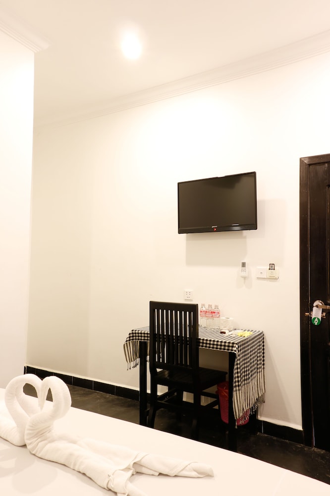 Pool Party Hostel
