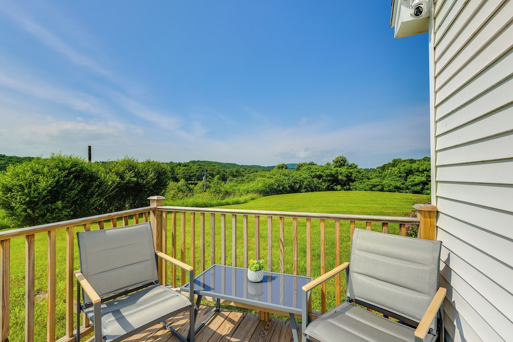 4 Mi to Dtwn Granville: Family Home w/ Deck!