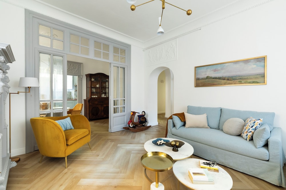 Belle Epoque House of Mirror