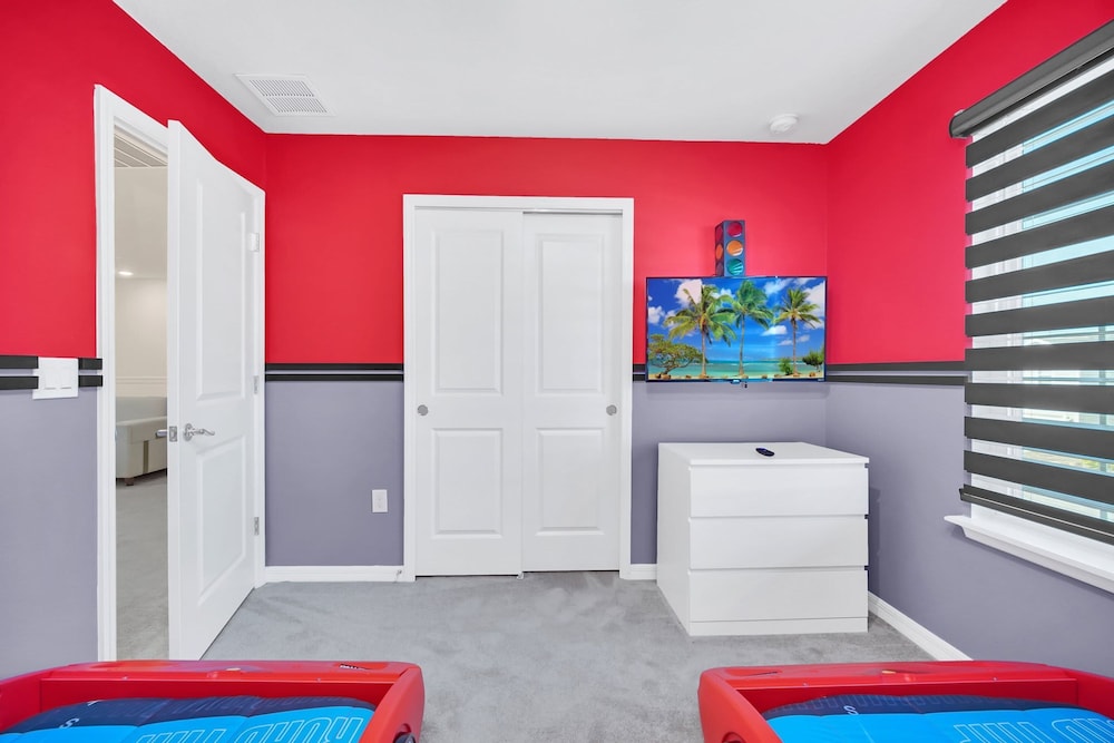 Stylish 5BR Home With Mickey Cars Rooms