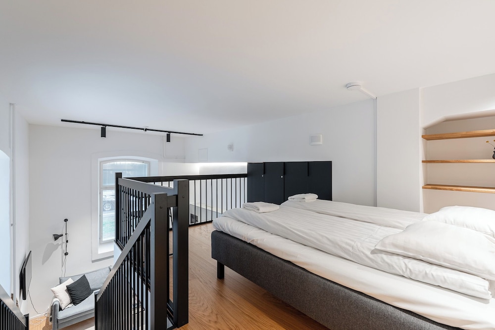 Stylish Loft next to City Center & Lake Pyhäjärvi