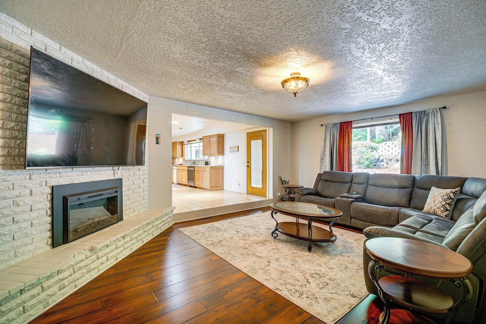 4 Mi to River: Umpqua Valley Villa w/ Fire Pit!