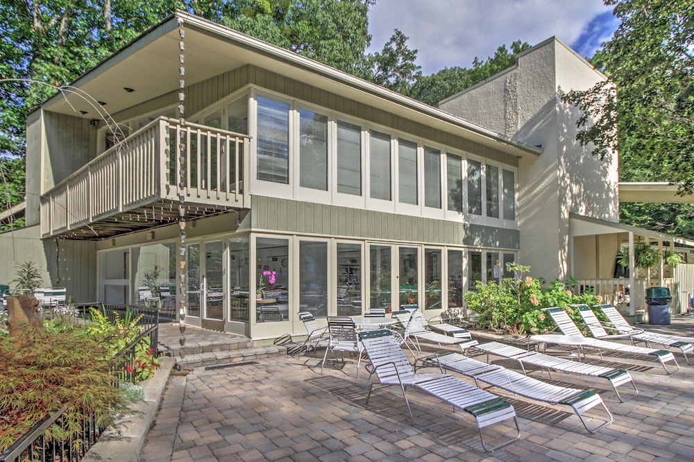 Hot Tub & Mtn Views: Scenic Cabin in Gatlinburg!