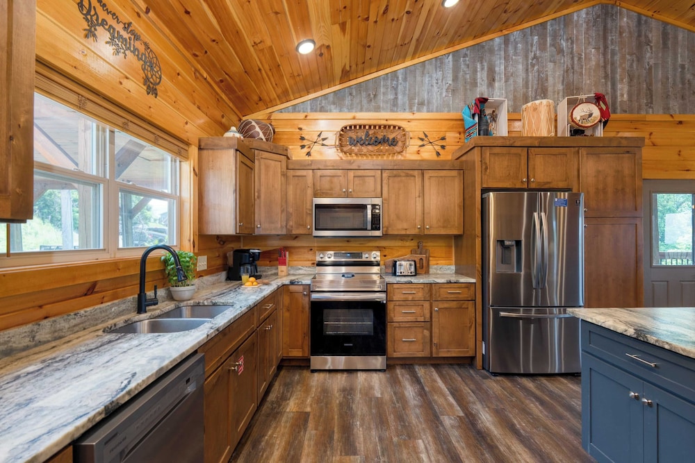 Evergreen Echo by Avantstay Cabin w/ Mountain Views, Theater, Game Room, and Hot Tub