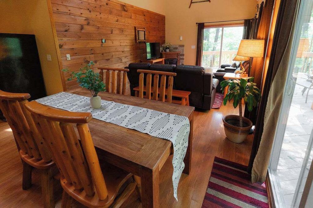 Cheerful Two Bdrm Cabin With Hot Tub & Pet Friendly