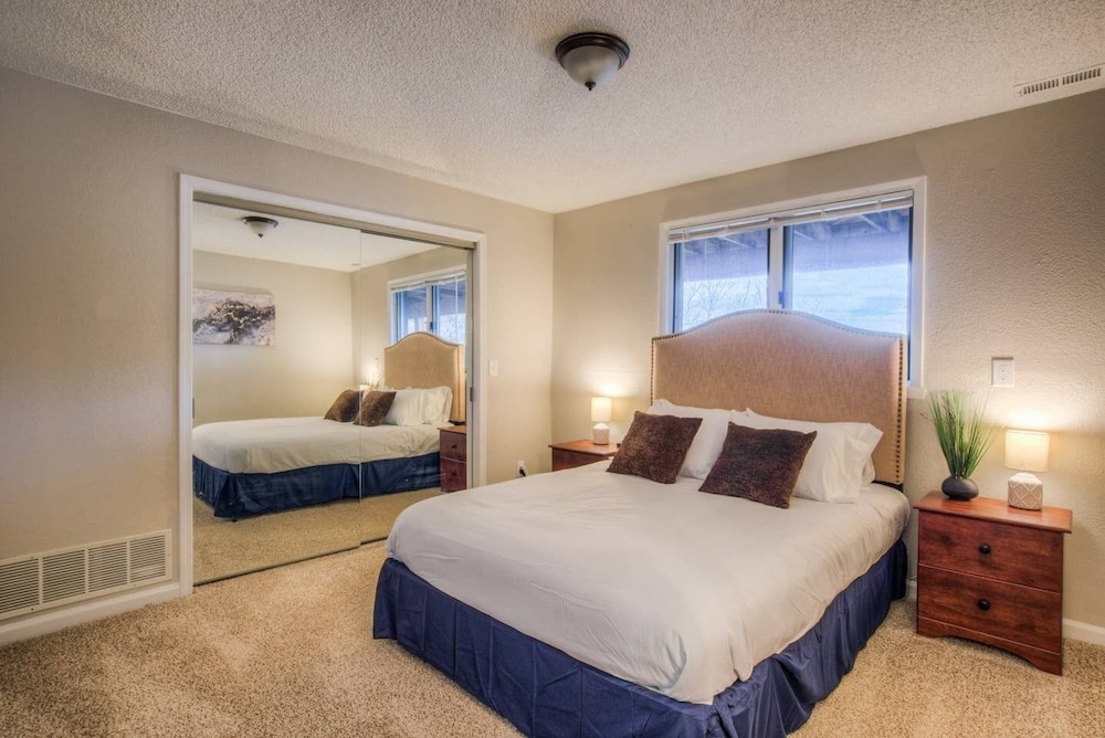 Mountain Viewsclose to Townhot-tubpet-friendly5 BR view 2