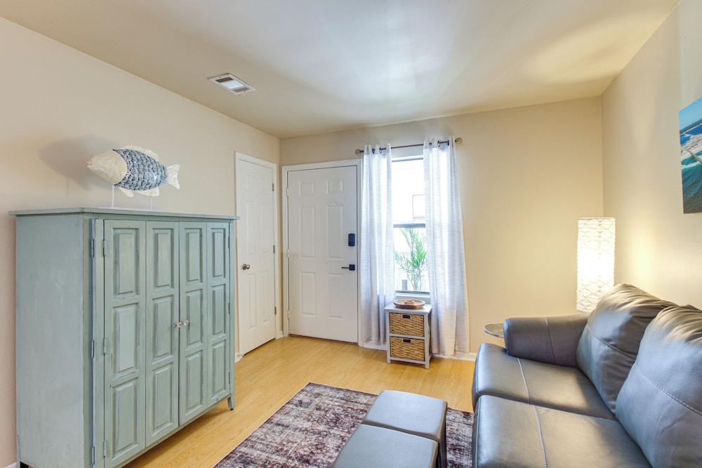 8 Mi to Beaches: Relaxing Retreat in Gulf Breeze