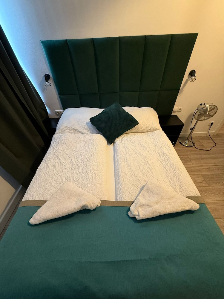 Simple 2BR Near Westbahnhof Station