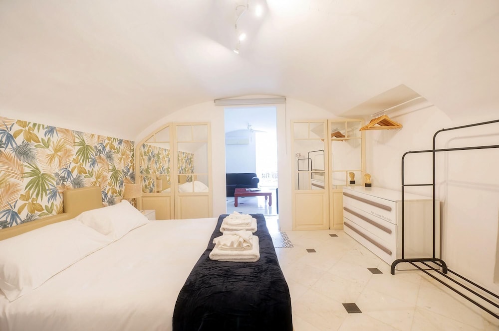 Caden Splace - Dbalconycollection at Piazza Navona