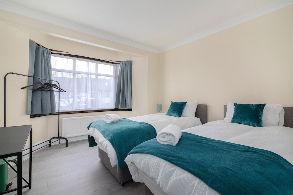 Refurbished 4-bed Family Home-near Central London