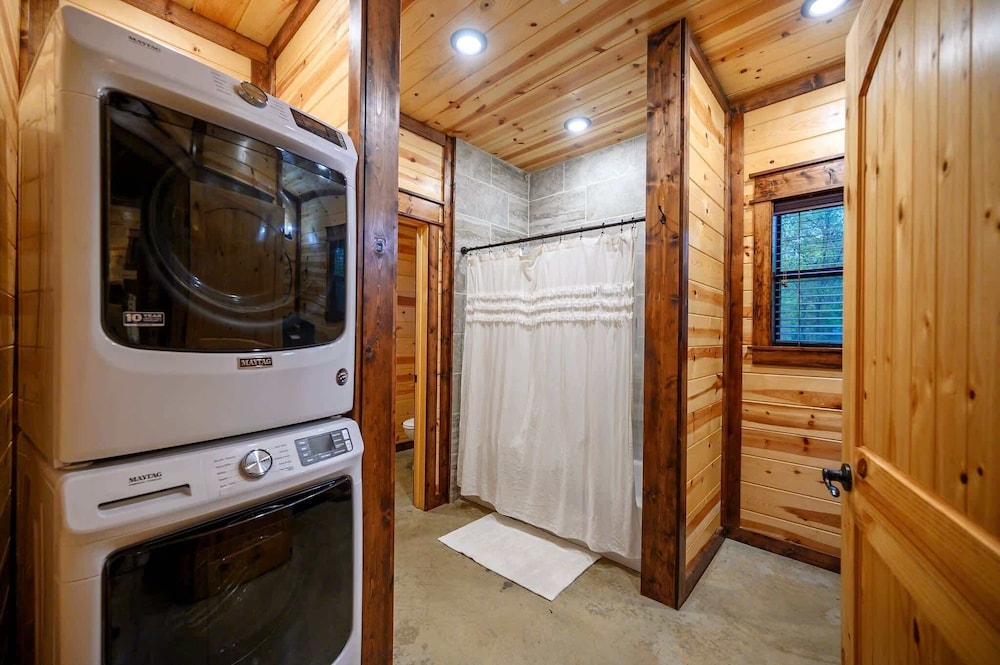 Sugar Mama Cabin for 10!