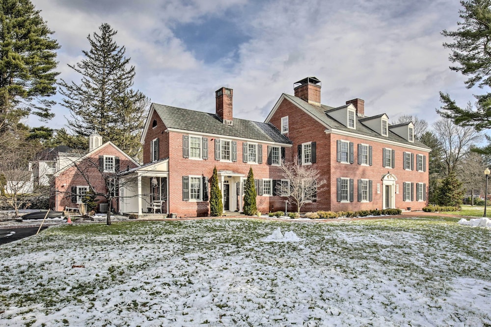Spacious Estate w/ Courtyard: 2 Miles to Downtown!