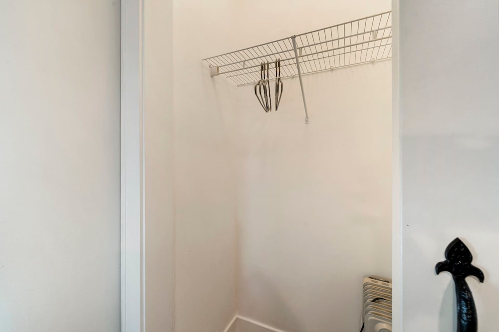 Spacious Pilsen 4 Bed 4 Bath Family Retreat