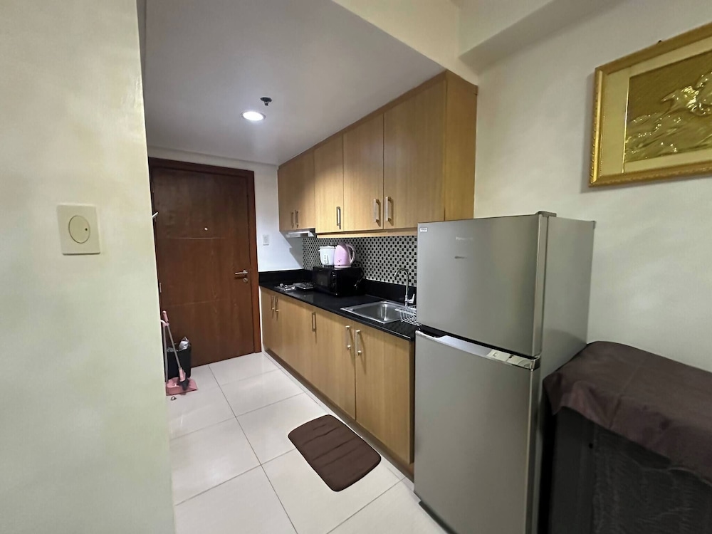 Dainty Pasay City Apartment for Rent - Entire House Front of Mall of Asia