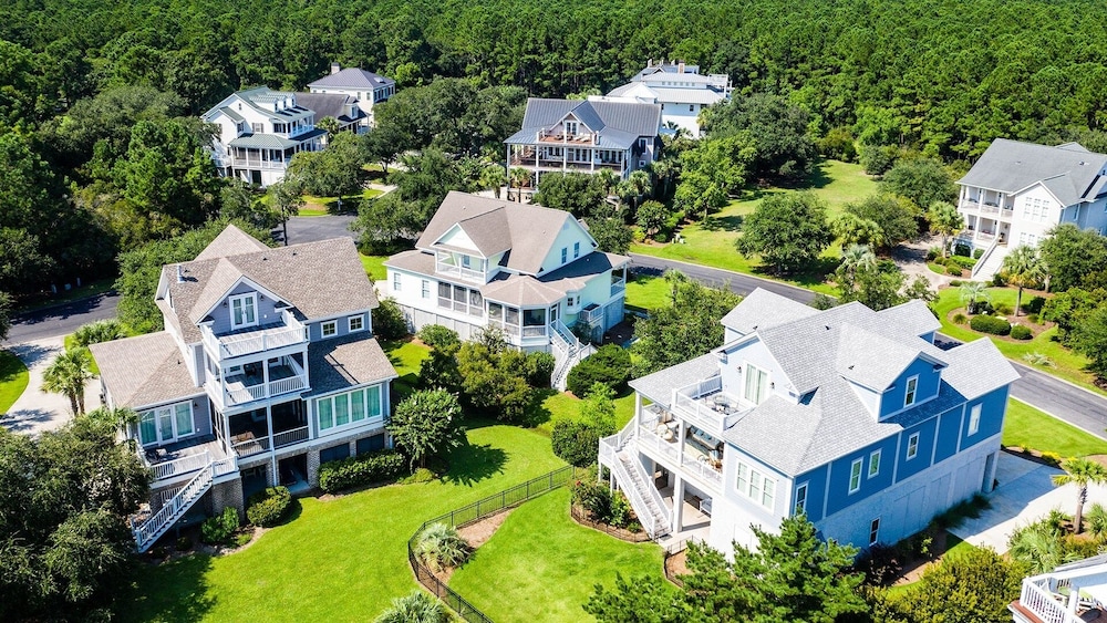 Inviting Beach Retreat With Wonderful Lake Views To Relax And Enjoy 5 Bedroom Home by Peace Vacations