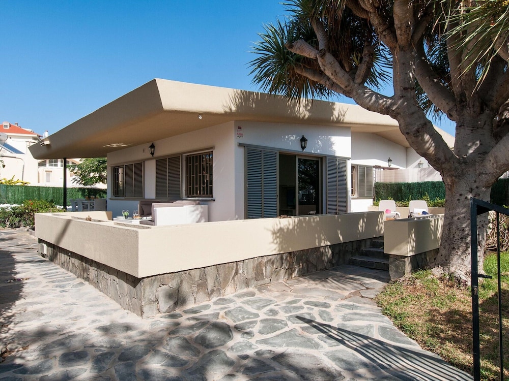 Belvilla by OYO Beach House Adelfas