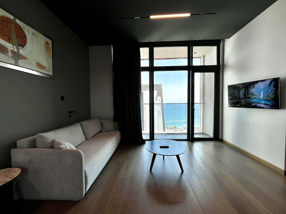 128 LIM - 2001 Stay Only Tower Suite