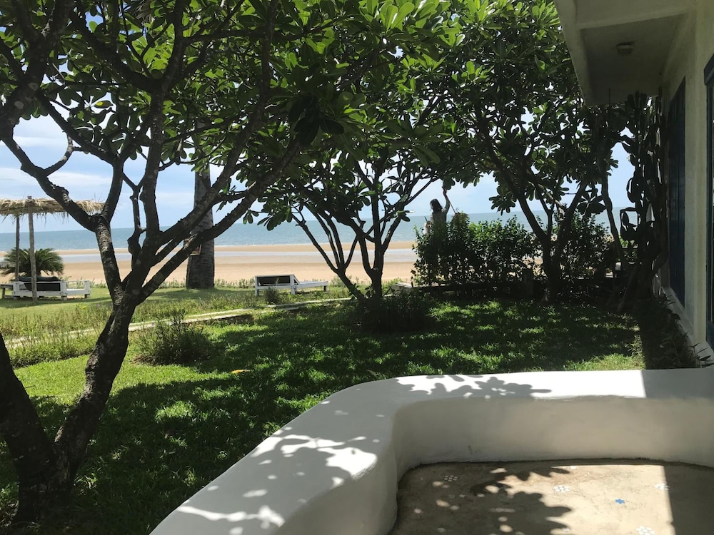 Hua Plee Lazy Beach