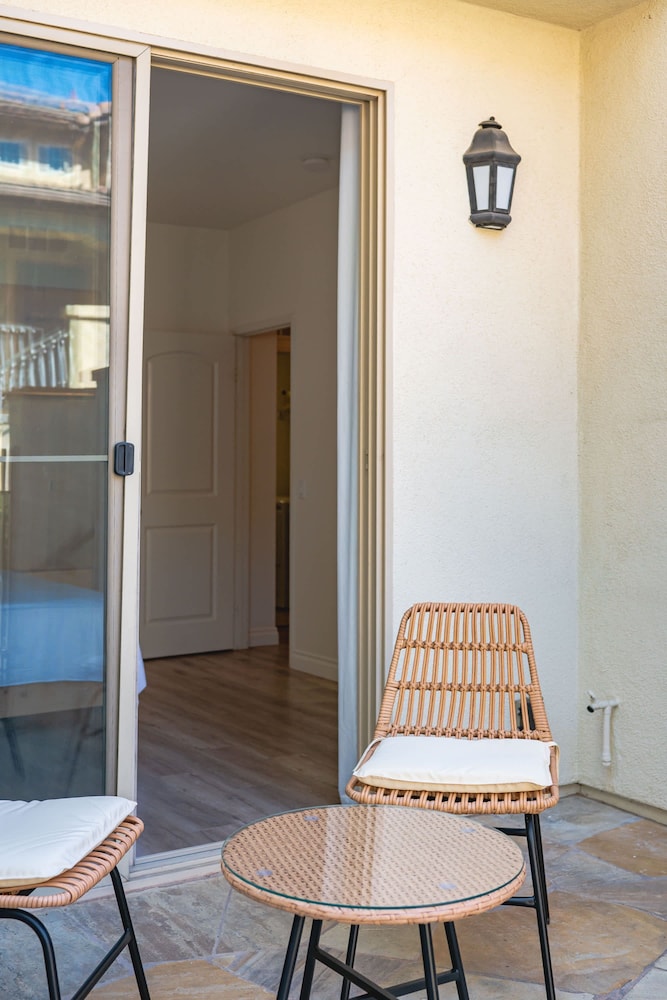 Private Entry Cozy Suite w Patio Bath Kitchenette