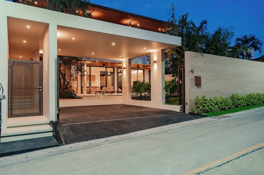Modern Tropical Pool Villa - Saiyuan