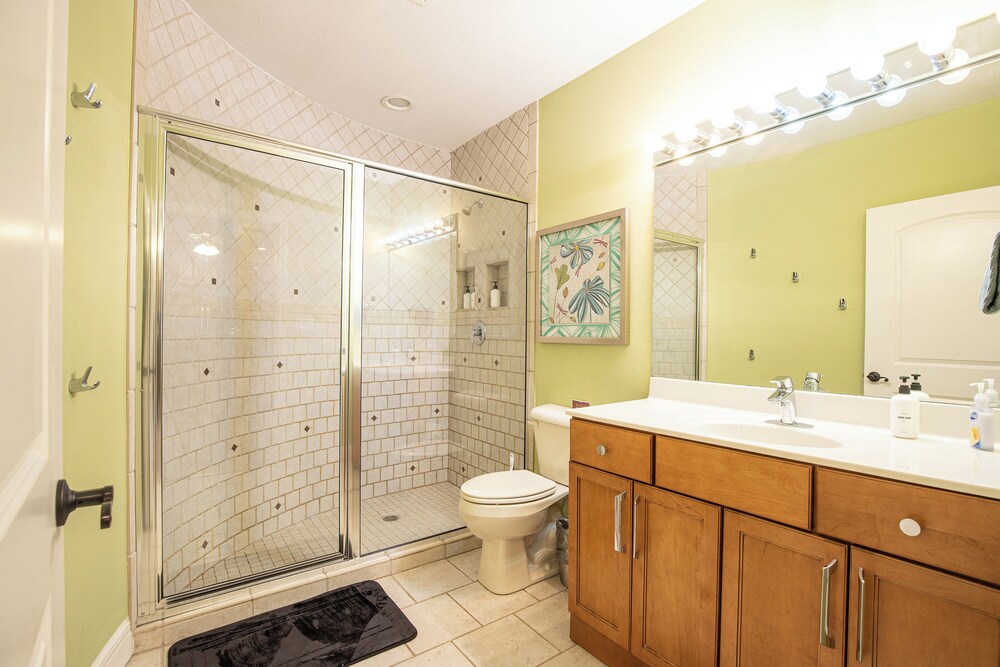 Huge! Sleeps 30-kayaks, Pedal Boat & Paddle Boards