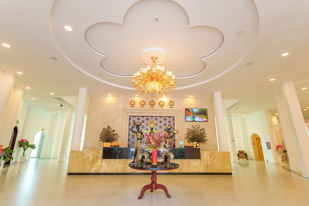 Comfortable 5 Bedroom Detached House With Parking view 2