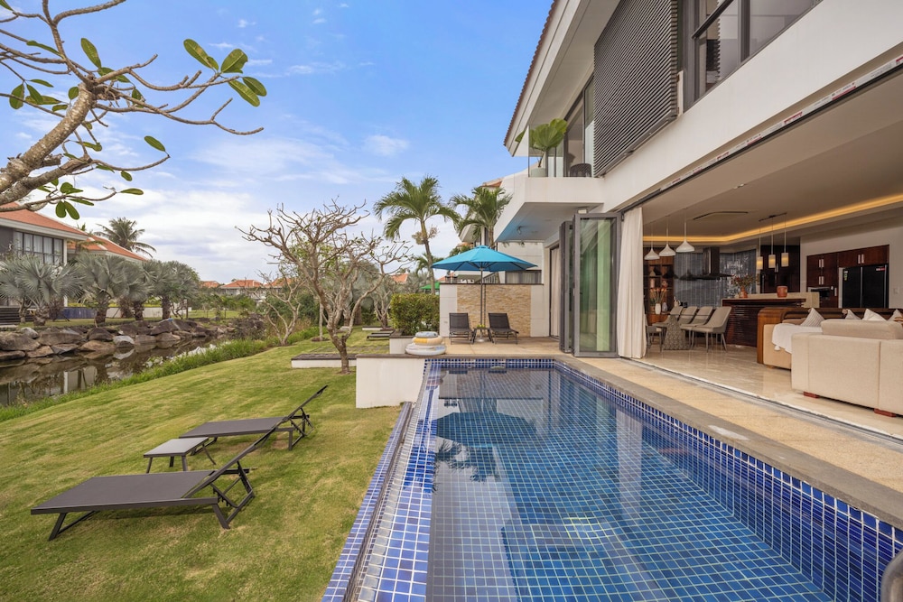 Ocean Villa Da Nang 4BR 5 Beds, Private Pool and Kitchen