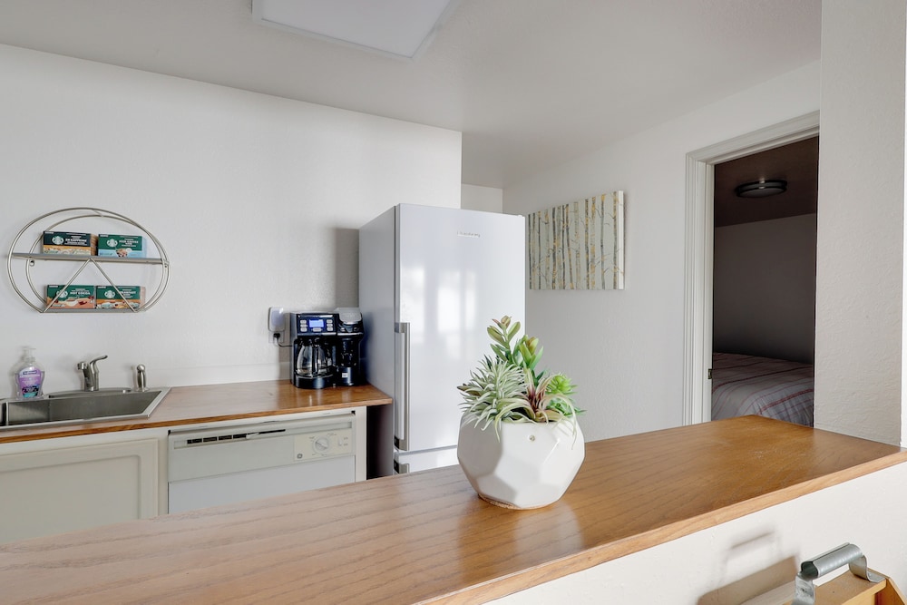 Walk to Payette Lake: Mccall Condo w/ Fireplace