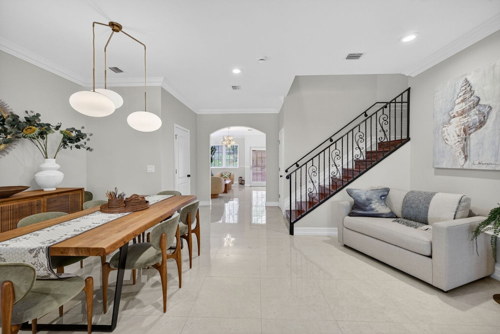New Daisy Elegance Townhouse Steps From The Beach