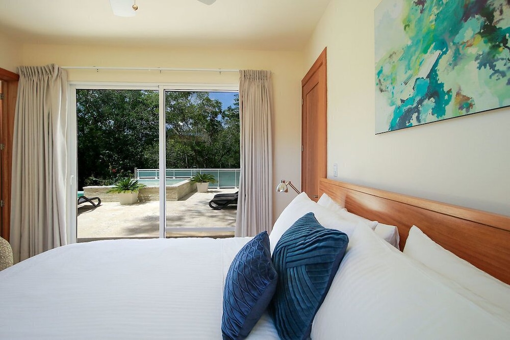 4 Master Suite Villa in Casa Linda view 3