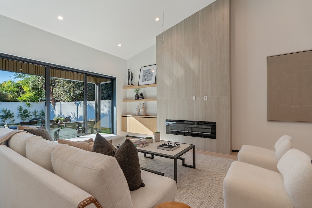 Noble Modern - Urban Sanctuary in Sherman Oaks With Poolside and Patio