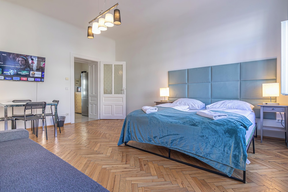 Chic 2BR Retreat Near Belvedere Palace
