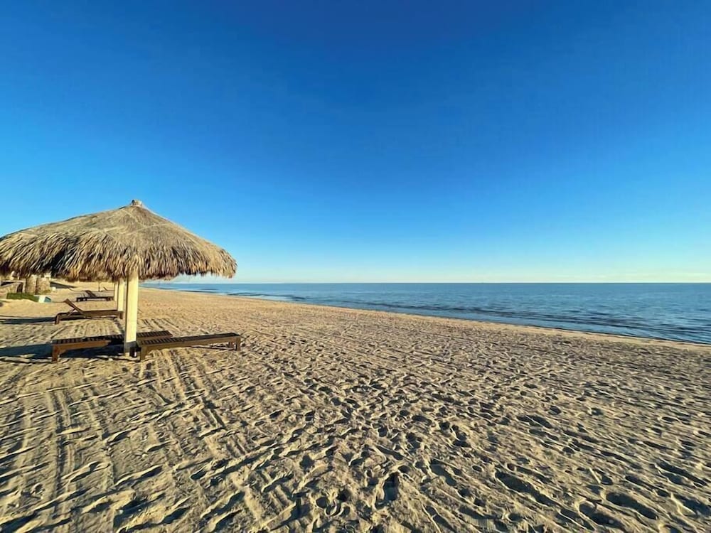 Quiet Beachfront Condo With Pools Private Beach