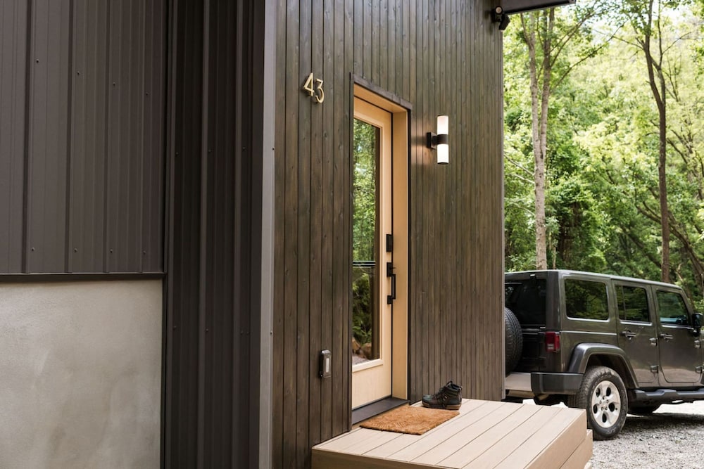 Two Modern Tiny Homes 4 Mile Drive to DT w Hot Tub Haus 50 43