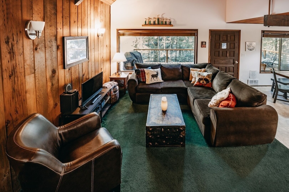 98sl - Hot Tub - Bbq - Pets Ok - Wifi - Sleeps 6 2 Bedroom Home by RedAwning