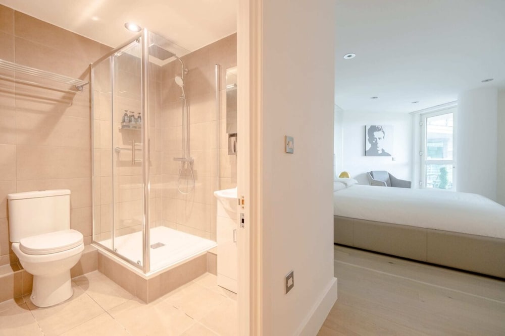 Central 2BD Flat w/ River View Balcony - Vauxhall!