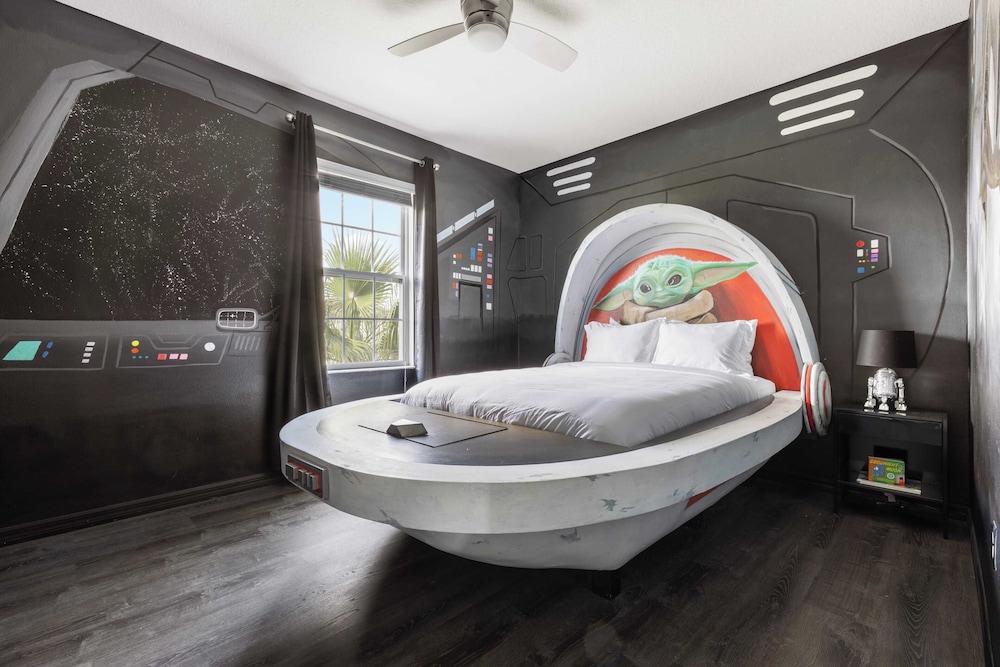 Sleeps 18! Solterra Resort, Pool, Gameroom, Themed Bdrs Broad Oak by Avantstay