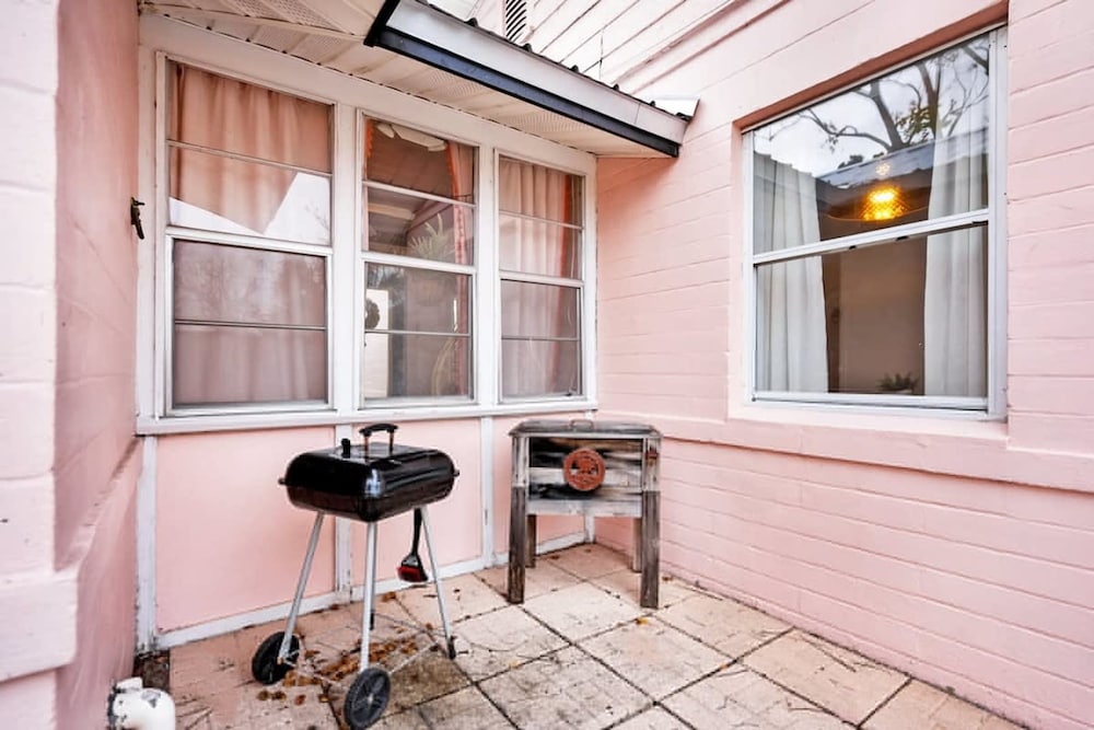 Pink House in Prime Location Dogs Ok Walk to DT