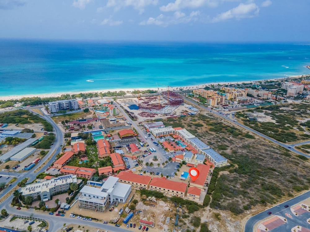 2BR 3min Walk 2 Eagle Beach Pool GYM Parking