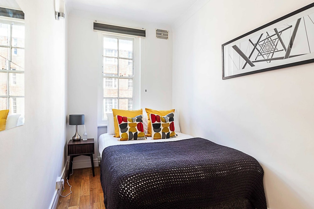 Modern 2 Bedroom Flat Near Queensway