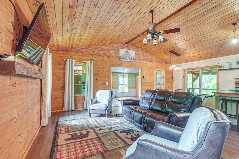 Pond & Fire Pit: Charming Log Cabin Near Blue Rock