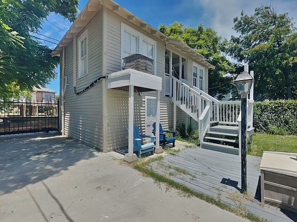 Sealy Street Duo by Ryson Vacation Rentals
